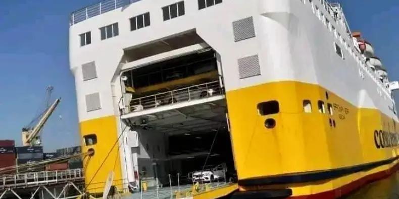 الجزائر : هذه حقيقة صور سفينة إيطالية محملة بالسيارات بميناء جن جن
